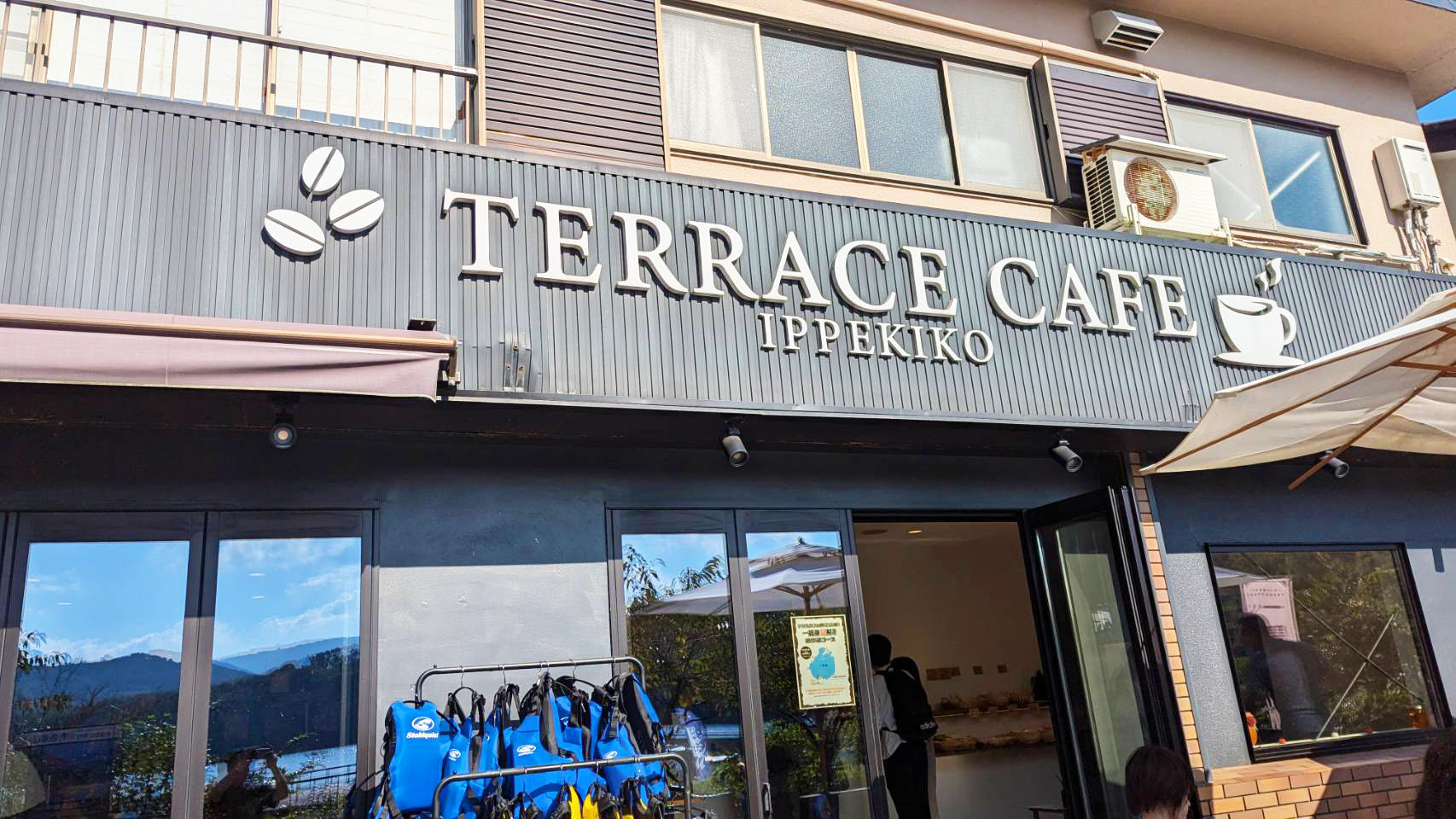 【静岡】TERRACE CAFE IPPEKIKO【塩バニラソフトクリーム】の店頭画像