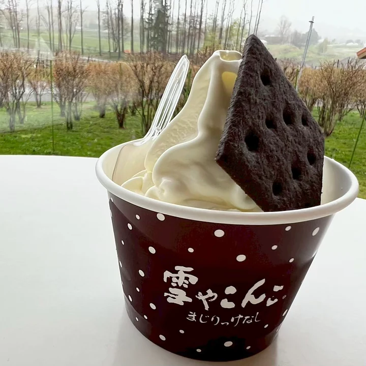 ぶどう畑を望むカンパーナ六花亭の雪やこんこ まじりっけなし