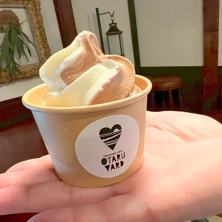 石蔵カフェ 小樽ヤードのミックスソフトクリーム