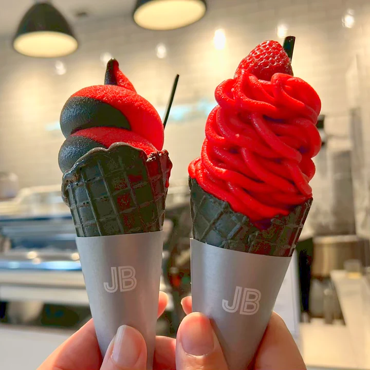 JB ESPRESSO MORIHICO.のJBソフトクリーム ストロベリーとJBブラックのミックス