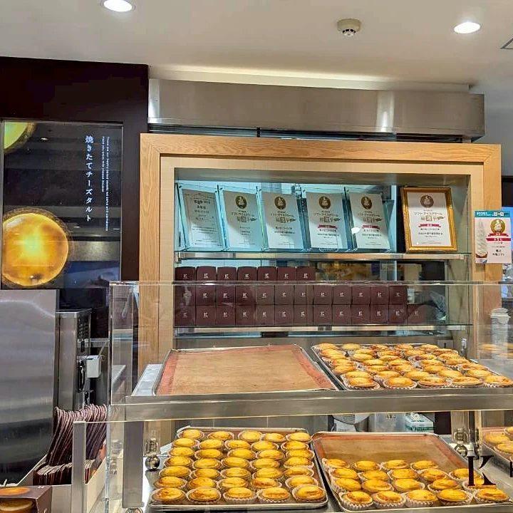 きのとや新千歳空港店のショーケースとソフト・アイスクリーム総選挙の賞状