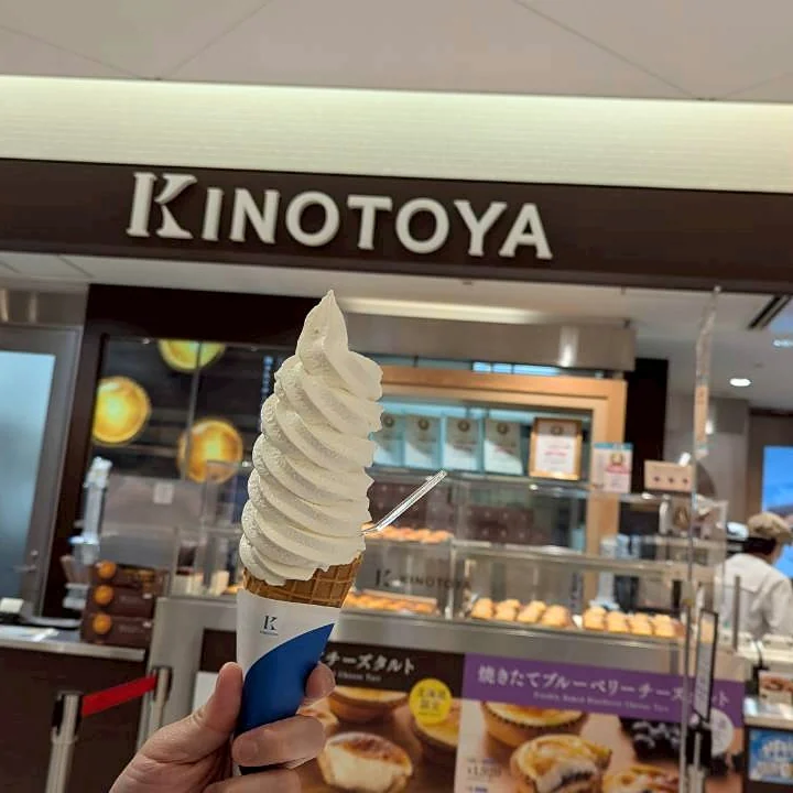 きのとや新千歳空港店の看板と極上牛乳ソフトのコーン