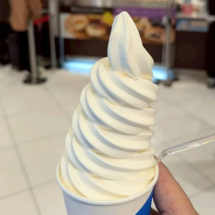 きのとや新千歳空港店の店頭で持った極上牛乳ソフトのカップ