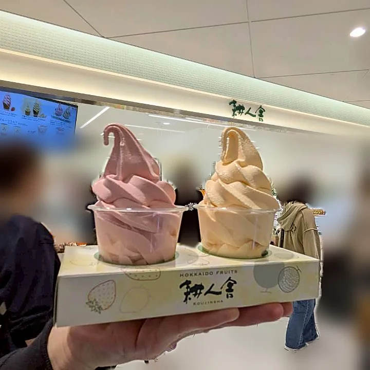 HOKKAIDO FRUITS 耕人舎の看板の前で持ったフルーツソフト食べ比べ