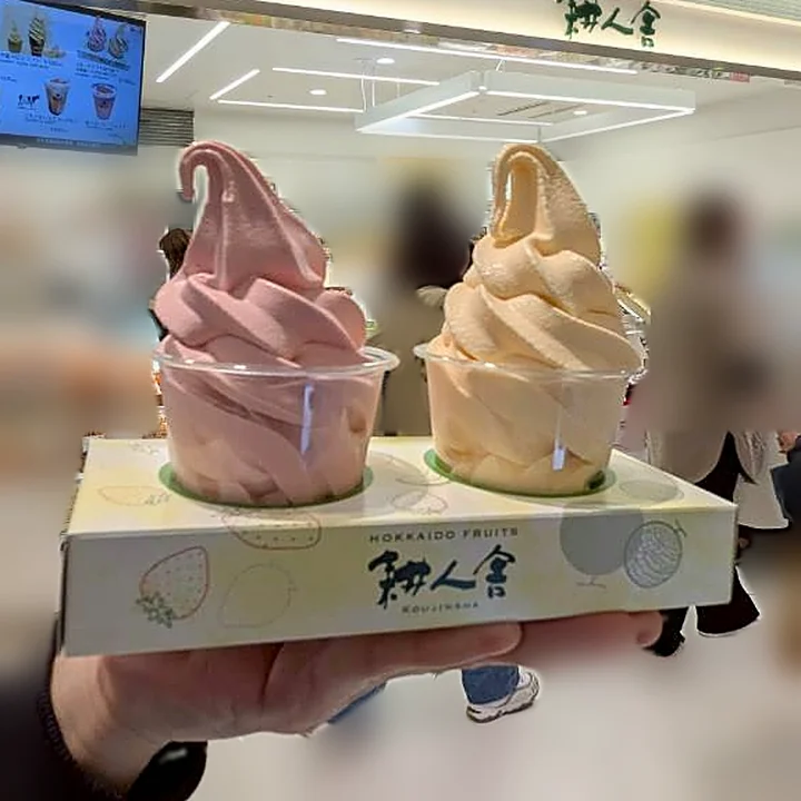 耕人舎のフルーツソフト食べ比べ(北海道いちごと夕張メロン)