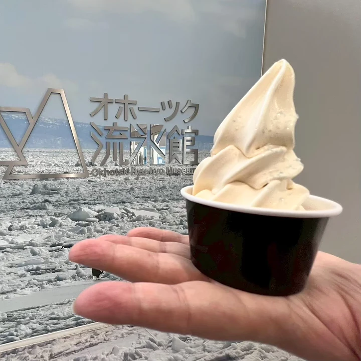 オホーツク流氷館のロゴと流氷ソフトクリーム