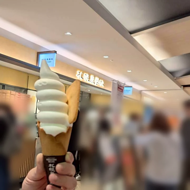 札幌農学校 新千歳空港ファクトリー店の看板と酪農ミルクソフト