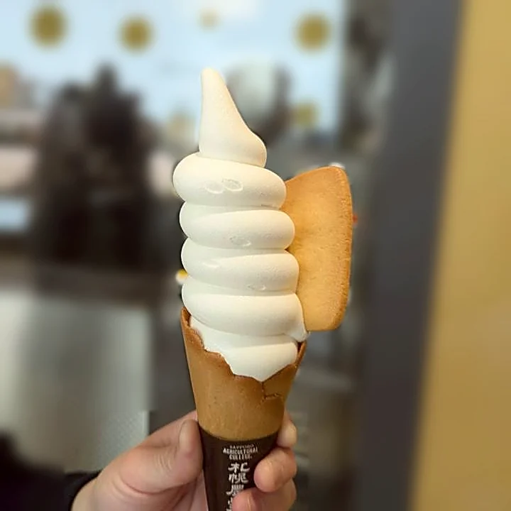 ミルククッキーが添えられた札幌農学校の酪農ミルクソフト