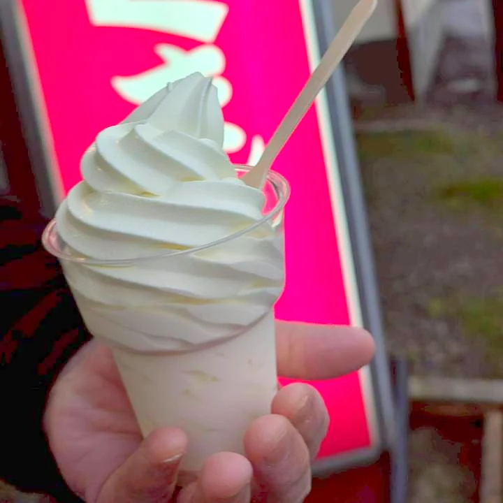 天狗まんじゅう本舗の看板とソフトクリーム