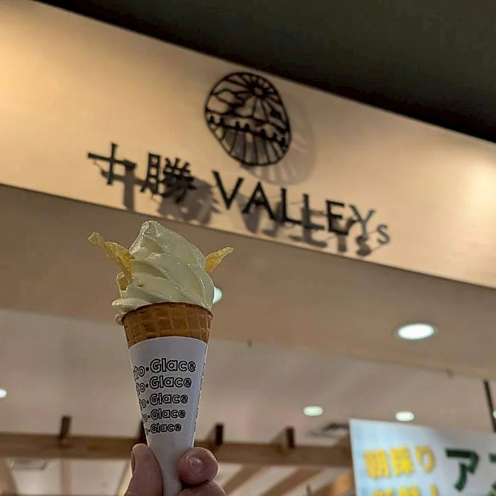 十勝VALLEYs 新千歳空港店の看板とインカのめざめバターソフトW