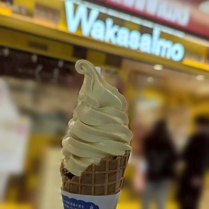わかさいも 新千歳空港店の看板とあんぽてとソフト